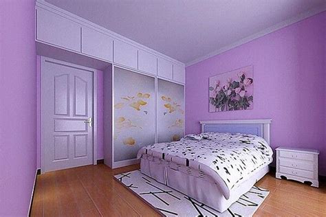 淡紫色房間 床頭櫃靠窗